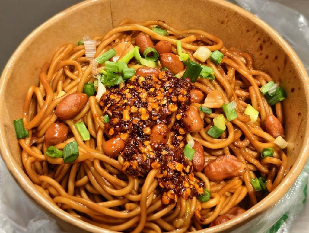 Wuhan hot dry noodles reganmian with sesame paste coating
