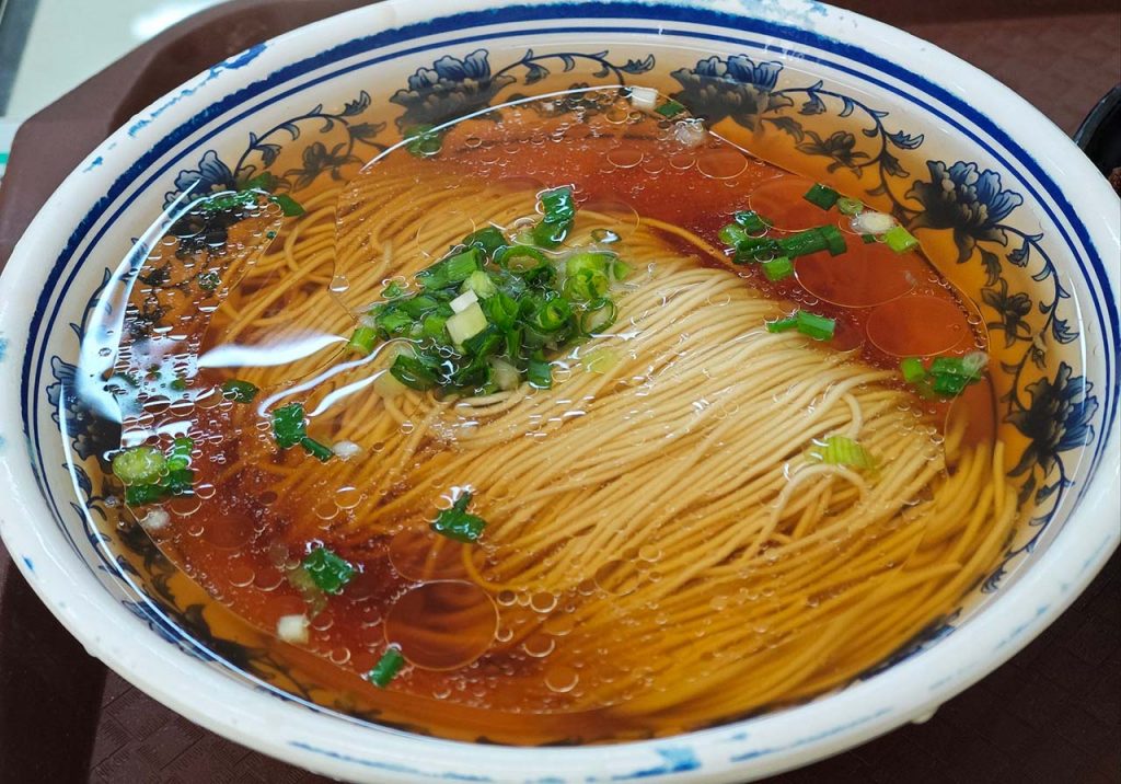 Shanghai yangchun mian traditional simple noodles in clear broth