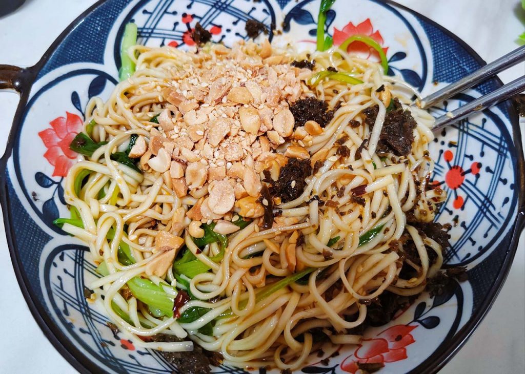 Yibin burning noodles dry Chinese noodle dish with peanuts